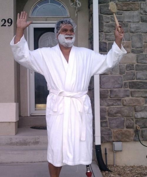 Сын попросил отца не махать ему на глазах у всего школьного автобуса. 01