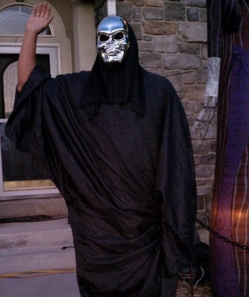 Сын попросил отца не махать ему на глазах у всего школьного автобуса. 03