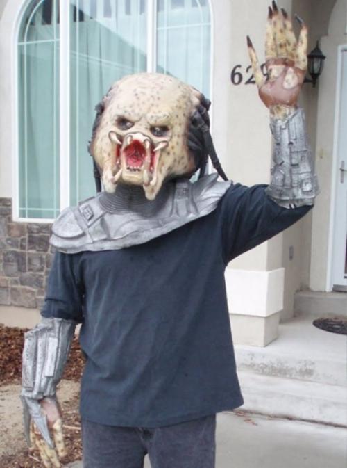 Сын попросил отца не махать ему на глазах у всего школьного автобуса. 06