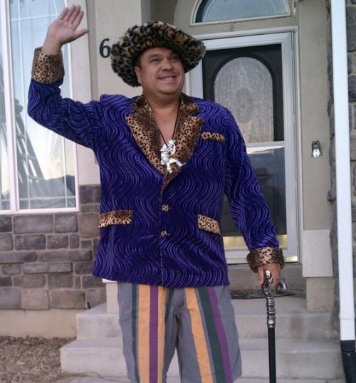 Сын попросил отца не махать ему на глазах у всего школьного автобуса. 02