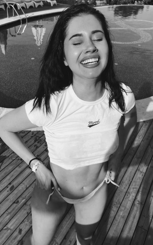 Олеся Иванченко: ослепительная звезда юмора и кино, чья красота завораживает. 01