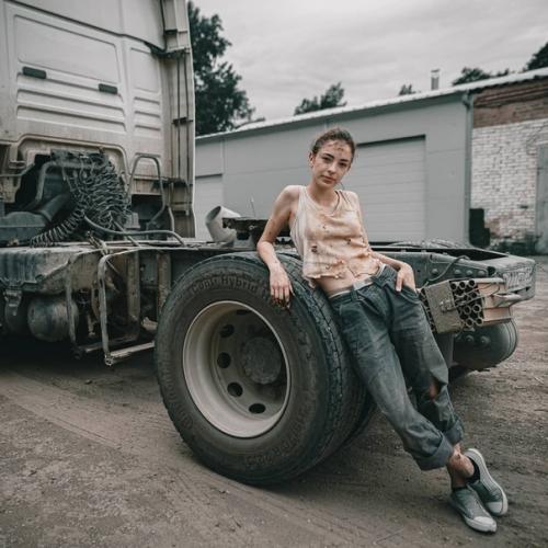 Греческая коса на бок более по сравнению с локонами устойчива. 02