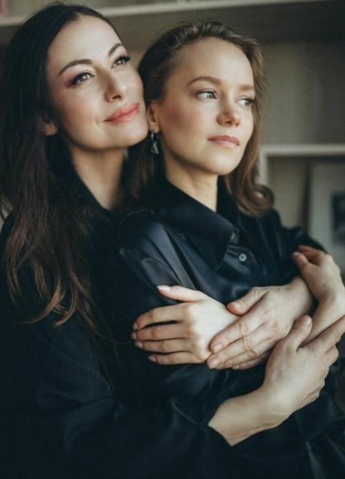 Жена Гарика Харламова, совсем недавно узнала, что у неё есть родная сестра, которая тоже актриса! 02