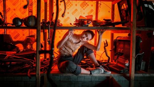 Греческая коса на бок более по сравнению с локонами устойчива. 07