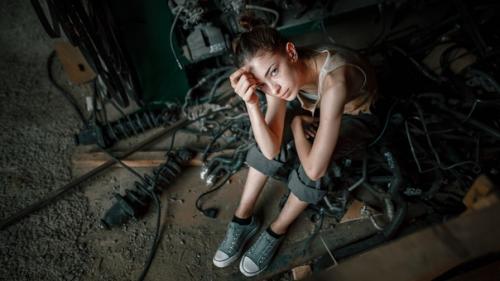 Греческая коса на бок более по сравнению с локонами устойчива. 08