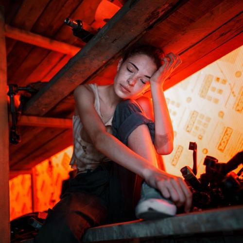 Греческая коса на бок более по сравнению с локонами устойчива. 04