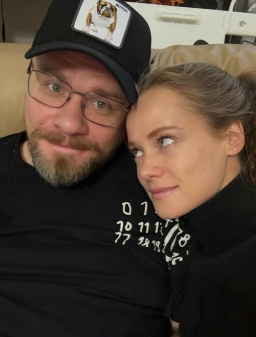 Жена Гарика Харламова, совсем недавно узнала, что у неё есть родная сестра, которая тоже актриса! 

