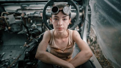 Греческая коса на бок более по сравнению с локонами устойчива. 03