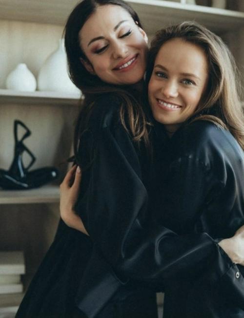 Жена Гарика Харламова, совсем недавно узнала, что у неё есть родная сестра, которая тоже актриса! 01