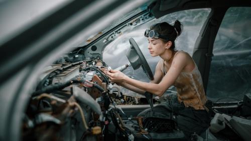 Греческая коса на бок более по сравнению с локонами устойчива. 05