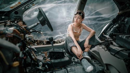 Греческая коса на бок более по сравнению с локонами устойчива. 06