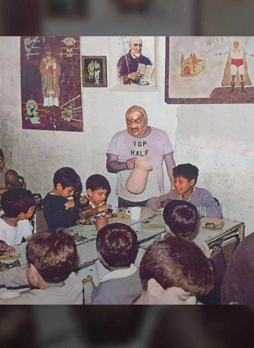 Священник стал маской, чтобы спасти детский приют и жизнь детей. 03