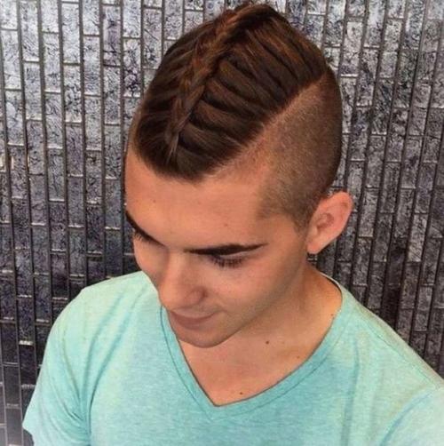 Косички - новый тренд, который активно набирает популярность. 04