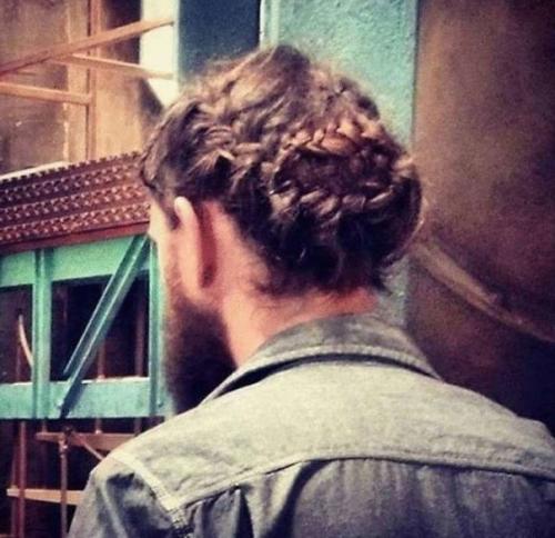 Косички - новый тренд, который активно набирает популярность. 02