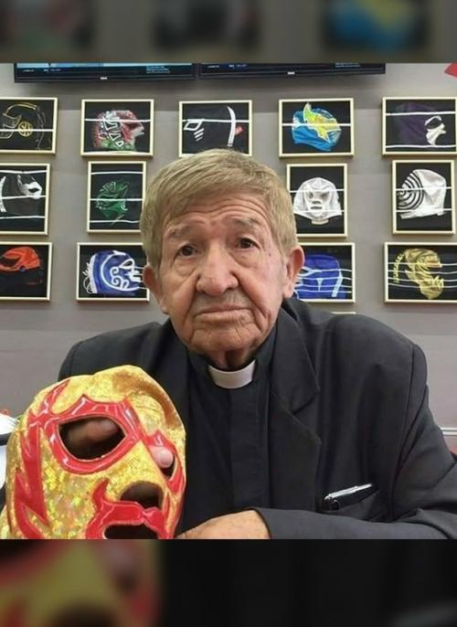 Священник стал маской, чтобы спасти детский приют и жизнь детей. 04