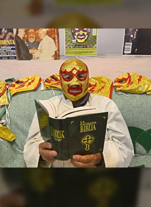 Священник стал маской, чтобы спасти детский приют и жизнь детей. 02