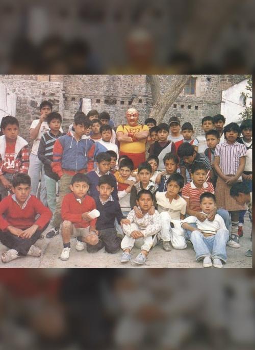 Священник стал маской, чтобы спасти детский приют и жизнь детей. 01