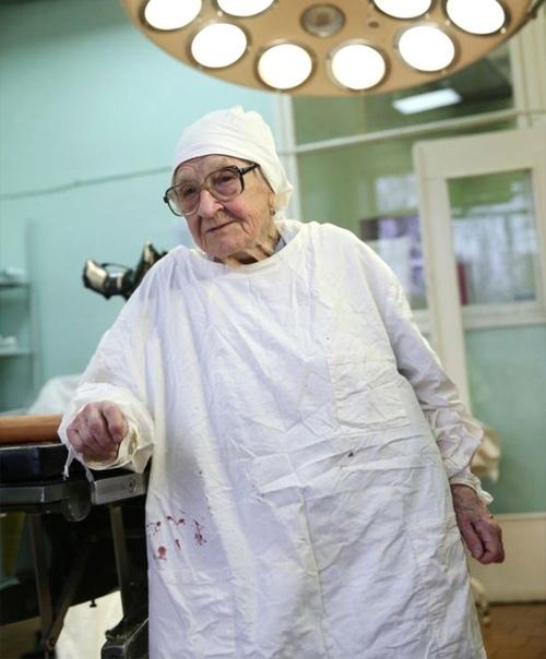 Алла Ильинична Лёвушкина в возрасте 92 лет проводила до четырёх операций в день. 01