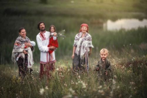 На фото - жители родовых поместий, так называемых экопоселений в Рязани. 04