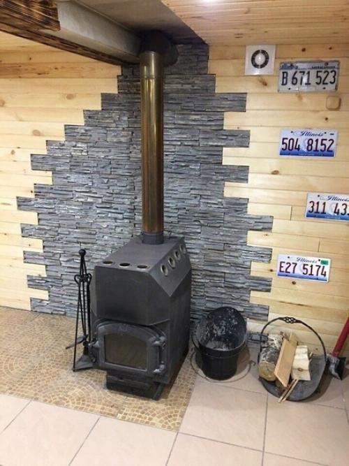 На цокольном этаже своего гаража создал для себя и своих друзей мужскую берлогу, теперь будет куда переместиться после баньки. 07