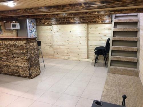 На цокольном этаже своего гаража создал для себя и своих друзей мужскую берлогу, теперь будет куда переместиться после баньки. 03