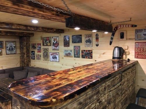 На цокольном этаже своего гаража создал для себя и своих друзей мужскую берлогу, теперь будет куда переместиться после баньки. 04