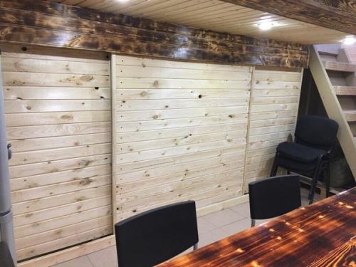 На цокольном этаже своего гаража создал для себя и своих друзей мужскую берлогу, теперь будет куда переместиться после баньки. 05