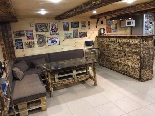 На цокольном этаже своего гаража создал для себя и своих друзей мужскую берлогу, теперь будет куда переместиться после баньки. 02