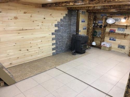 На цокольном этаже своего гаража создал для себя и своих друзей мужскую берлогу, теперь будет куда переместиться после баньки. 06