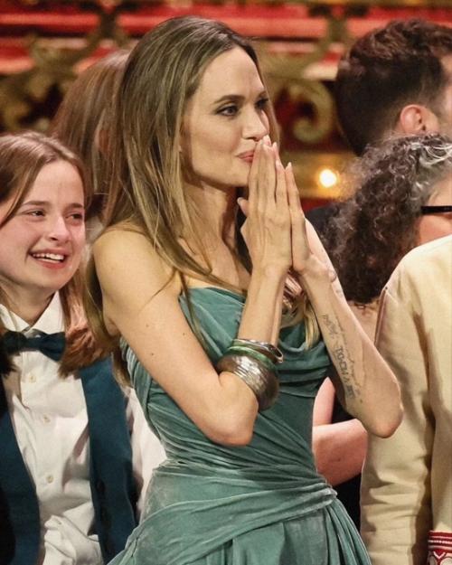 Критиковали Анджелину Джоли за внешний вид её дочери после того, как она выиграла четыре награды на церемонии Tony. 01