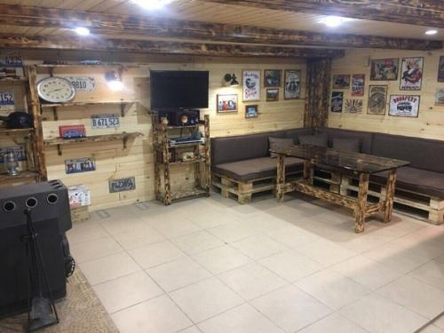 На цокольном этаже своего гаража создал для себя и своих друзей мужскую берлогу, теперь будет куда переместиться после баньки. 01