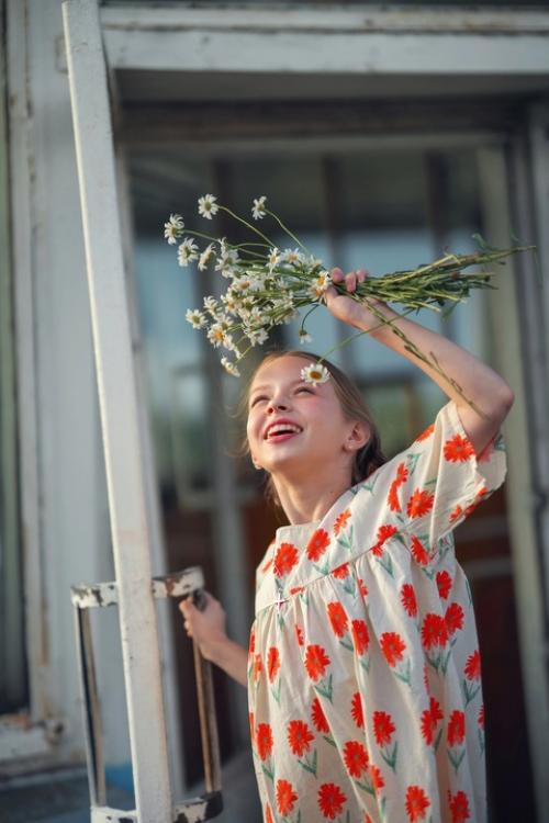 История о жарком лете, аромате полевых ромашек, солнечных зайчиках и прекрасной девочке, которая ждет папу пилота. 03