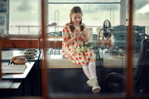 История о жарком лете, аромате полевых ромашек, солнечных зайчиках и прекрасной девочке, которая ждет папу пилота. 06