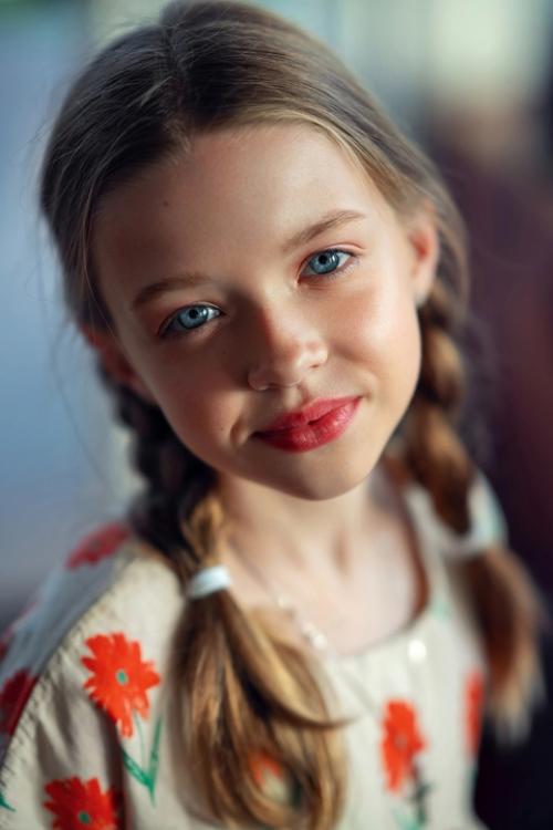 История о жарком лете, аромате полевых ромашек, солнечных зайчиках и прекрасной девочке, которая ждет папу пилота. 07