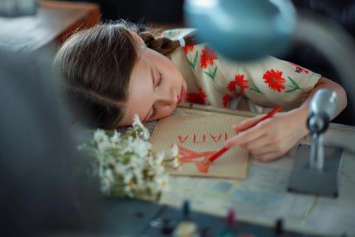 История о жарком лете, аромате полевых ромашек, солнечных зайчиках и прекрасной девочке, которая ждет папу пилота. 02