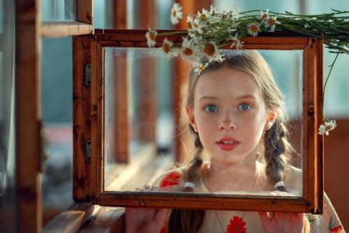 История о жарком лете, аромате полевых ромашек, солнечных зайчиках и прекрасной девочке, которая ждет папу пилота. 01