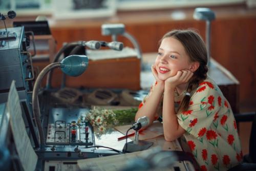 История о жарком лете, аромате полевых ромашек, солнечных зайчиках и прекрасной девочке, которая ждет папу пилота. 08