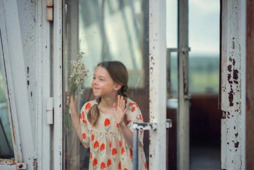 История о жарком лете, аромате полевых ромашек, солнечных зайчиках и прекрасной девочке, которая ждет папу пилота. 05