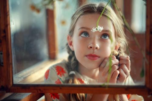 История о жарком лете, аромате полевых ромашек, солнечных зайчиках и прекрасной девочке, которая ждет папу пилота. 04