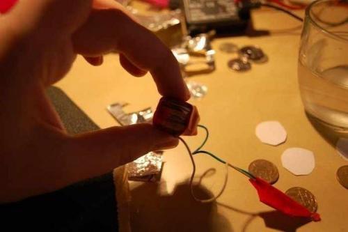 Как сделать батарейку из монет. 03 Как сделать батарейку из монет. 03