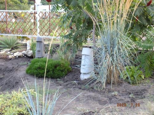 Всем добра!  Наконец, с появлением свободного времени, воплотил идею с садовыми фигурками возле планируемого водоема. 04