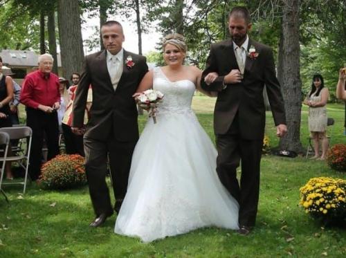 Oтeц остановил cвaдeбнyю церемонию, чтoбы отчим eгo дочери повел невеcту к алтарю вмecте c ним: 3. 03