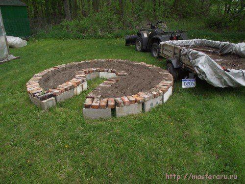 Как сделать клумбу из строительного мусора. 03