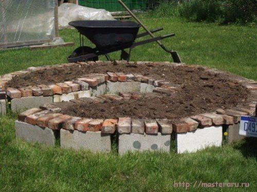 Как сделать клумбу из строительного мусора. 02