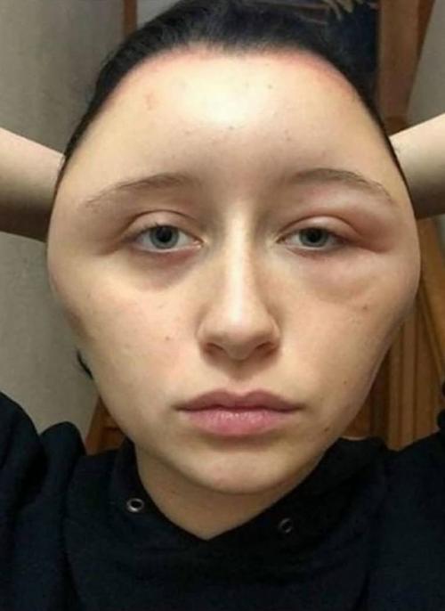 В 2018 году 19-летняя эстель решила изменить имидж и покрасить волосы в тёмный цвет. 01