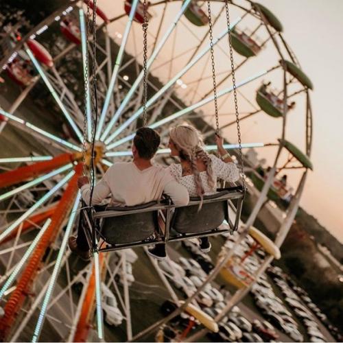 Классная позитивная Love Story в парке аттракционов. 01