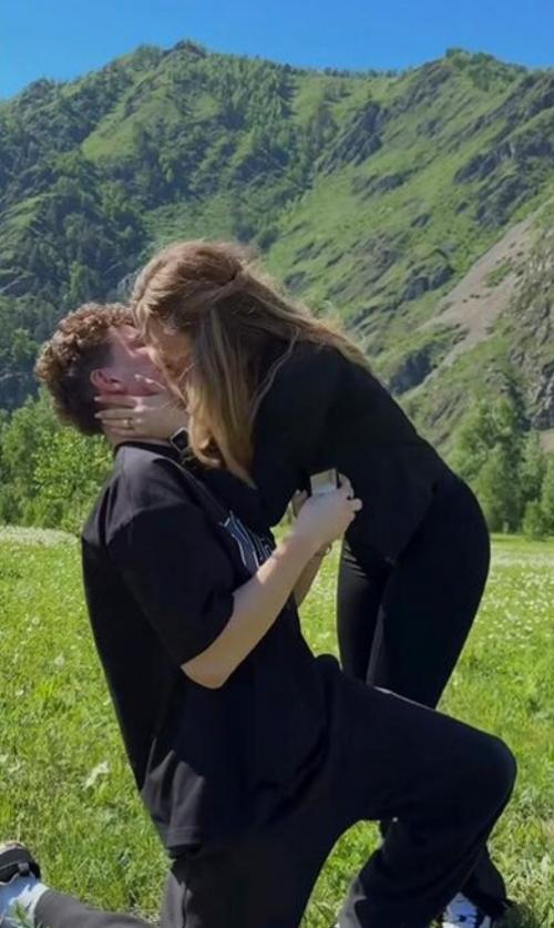 Аня покров и Артур Бабич поженятся в следующем году.

