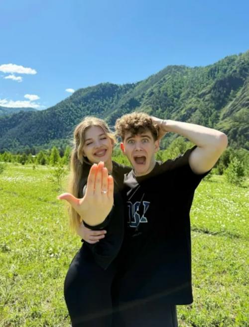 Аня покров и Артур Бабич поженятся в следующем году. 01