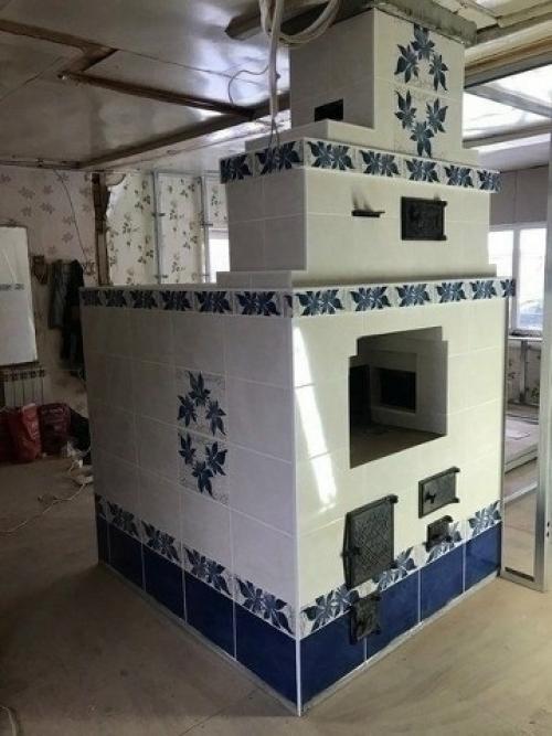 Приехал, посмотрел - старая печка трескается, швы осыпаются, тяга уже не та. 03