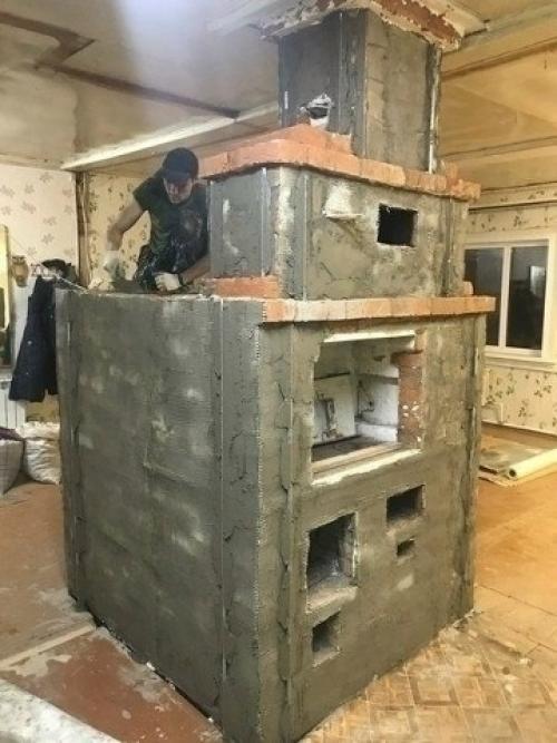 Приехал, посмотрел - старая печка трескается, швы осыпаются, тяга уже не та. 02